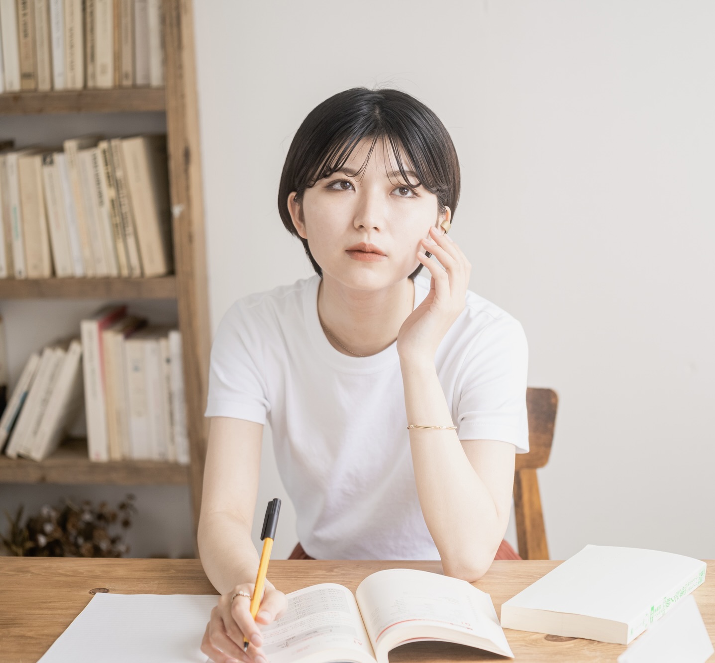 普段着で撮影した変換前の人物写真